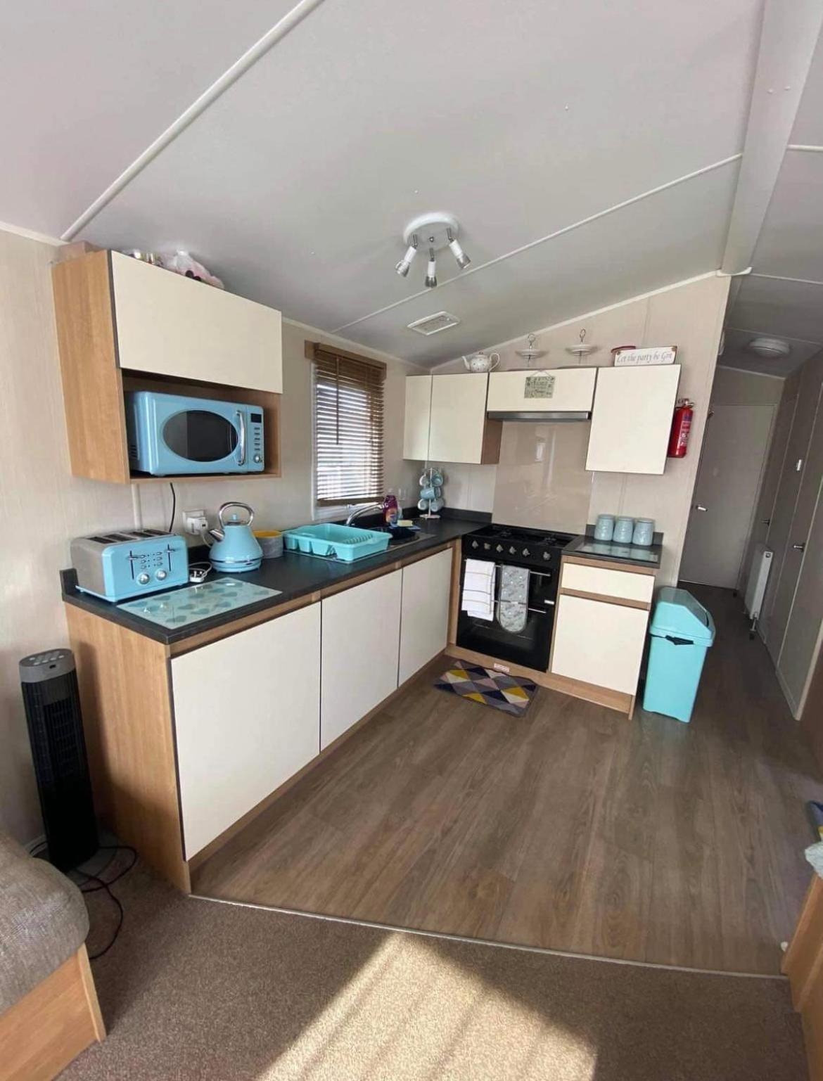 Lottielou'S Hot Tub Breaks At Tattershall Lakes Lincoln Exterior photo